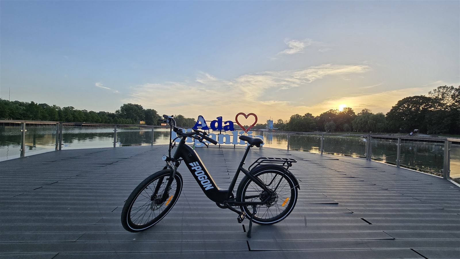 Pogon Glide električni bicikl korisnika Vuka pored jezera u Beogradu